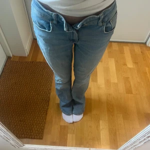 Low waist ljusblåa bootcut jeans - Vanliga ljusblåa jeans som är lågmidjade och har bootcut längst ner. Knappt använda men finns lite slitningar längst ner, men som man inte märker av. Kontakta mig vid frågor 💕