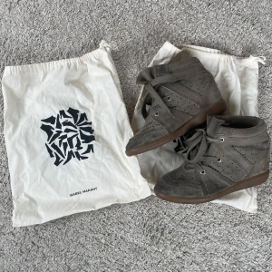 Isabel Marant skor❤️ - Säljer mina älskade marants i den låga modellen, superfint skick, snörena har små defekter men det syns inte🥰 nypriset ligger på 4500 kr, skriv för fler bilder och frågor❣️modell, färg och storlek finns på sista bilden, priset går att diskutera vid snabb affär❤️