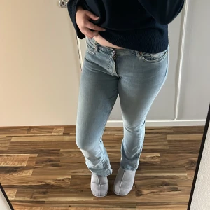 Ljusblå bootcut jeansbyxor  - Säljer ett par ljusblå  jeans med klassisk femficksdesign. Jeansen har normal passform och är perfekta för en avslappnad stil. Ikonisk Levis-lapp baktill i midjan.