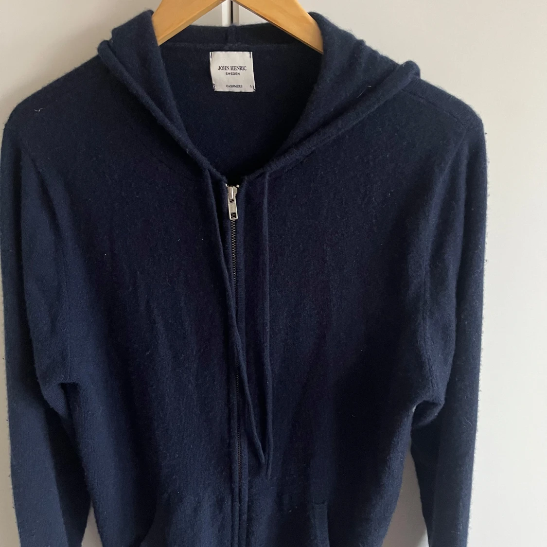 Mörkblå hoodie i kashmir från John Henric - 2