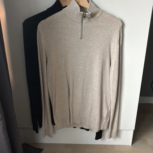 Beige & svart stickade halfzips från Jack&Jones - Säljer en beige och en svart stickad tröja från Jack & Jones i storlek S. Tröjorna är nästan oanvända och har inga defekter. Nypris: 500kr st. Mitt pris för båda 500kr och för en 300kr.