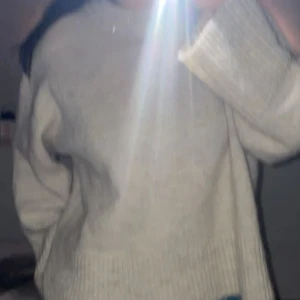  stickad tröja - Mysig stickad tröja med rund hals och långa ärmar. Perfekt för lager-på-lager och passar till det mesta. Enkel och stilren design som är lätt att matcha.