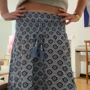 Jättefin långkjol med mönster&detaljer!! - Säljer en så så fin långkjol med blå vitt mönster och detaljer högst upp!! Jag säljer pga den har blivit för kort, men annars är den as snygg. Den är i jätte bra skick ! Bara skriva om frågor, !💓💓