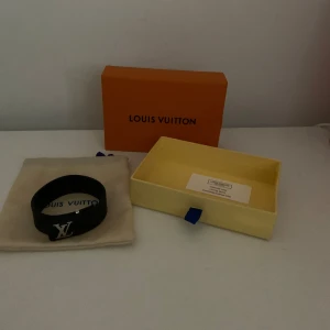 Svart armband  - Säljer ett svart armband. Armbandet har en stilren design och kommer med originalförpackning.