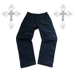 Baggy Y2k Byxor - Coola baggy skater byxor, passar M-L (även S med bälte). Insydda i midjan, men fint skick 🤝 Skicka gärna offers, och tveka inte att skriva om du har frågor 📪