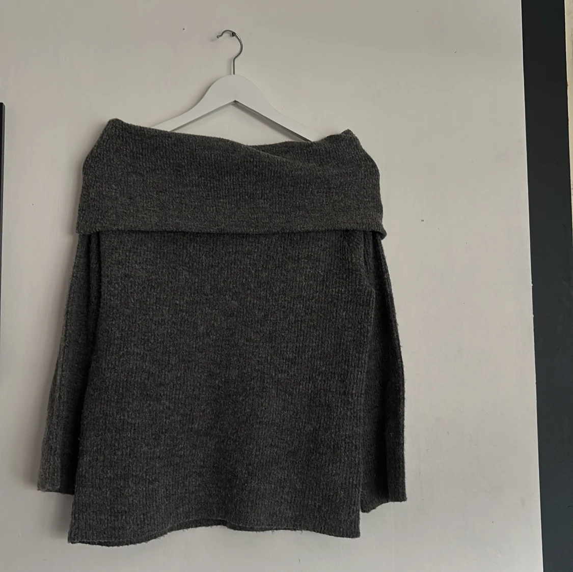 Grå offshoulder stickad tröja - 1