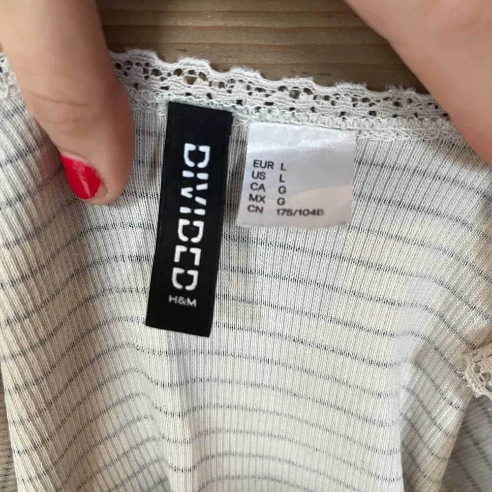 Ribbat linne från H&M i storlek L passar från xs-M skulle jag säga då jag själv har xs och den sitter bra banden är uppsydda men inte klippt nått så ä kelt att fixa 💞💞. Yläosat.