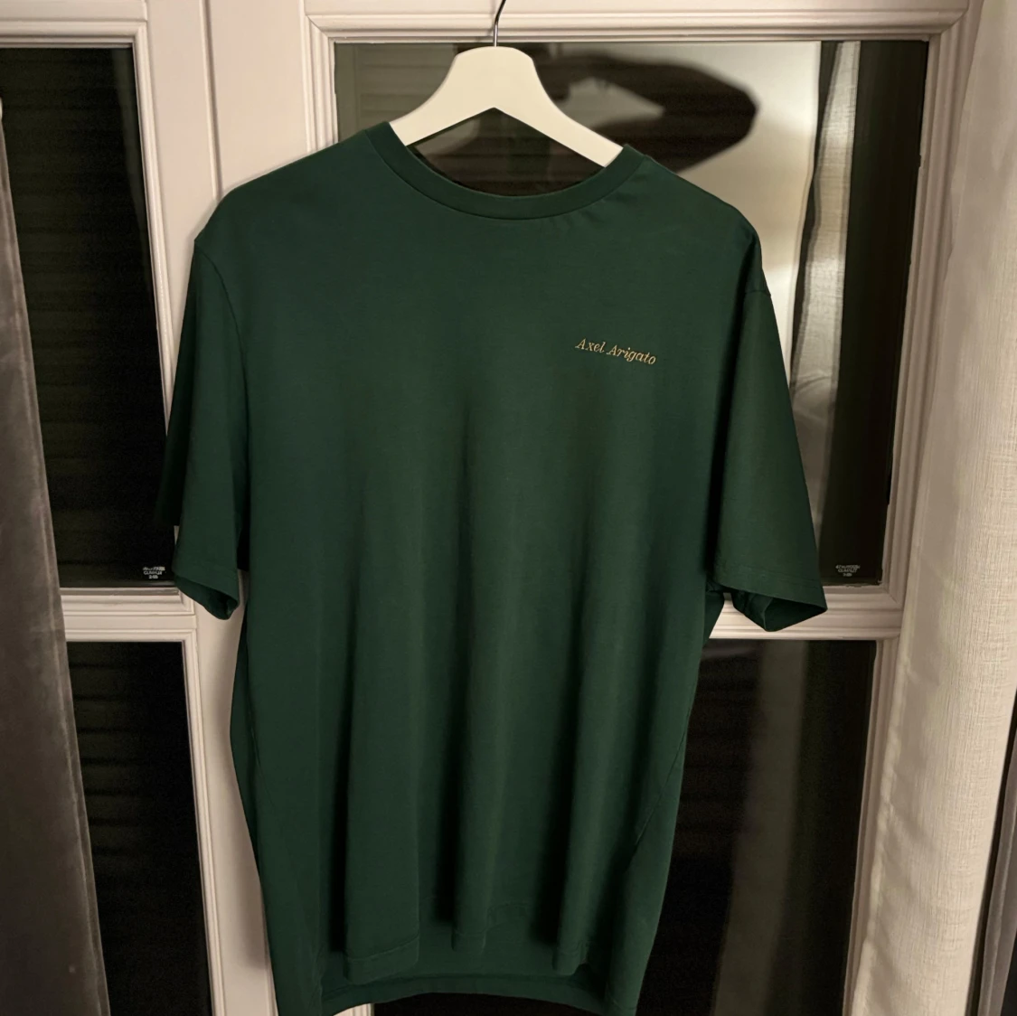 Mörkgrön t-shirt från Axel Arigato