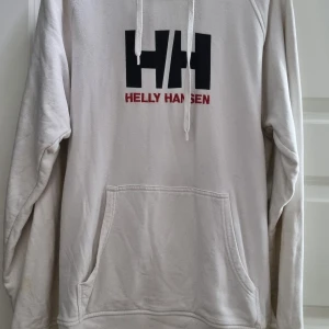 Vit hoodie från Helly Hansen - Säljer en vit hoodie Helly Hansen i fint skick. 