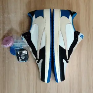 Travis Scott Jordan 1 low fragment storlek 44.5 helt nya med box och alla snören.