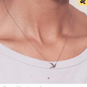 Silvrigt Edblad duv halsband - Jättefint halsband ifrån Edblad med en duva på. Säljer pågrund av att jag fick den i present men jag använder inte silver så har nästan aldrig använt den. Tryck på köp nu 💕