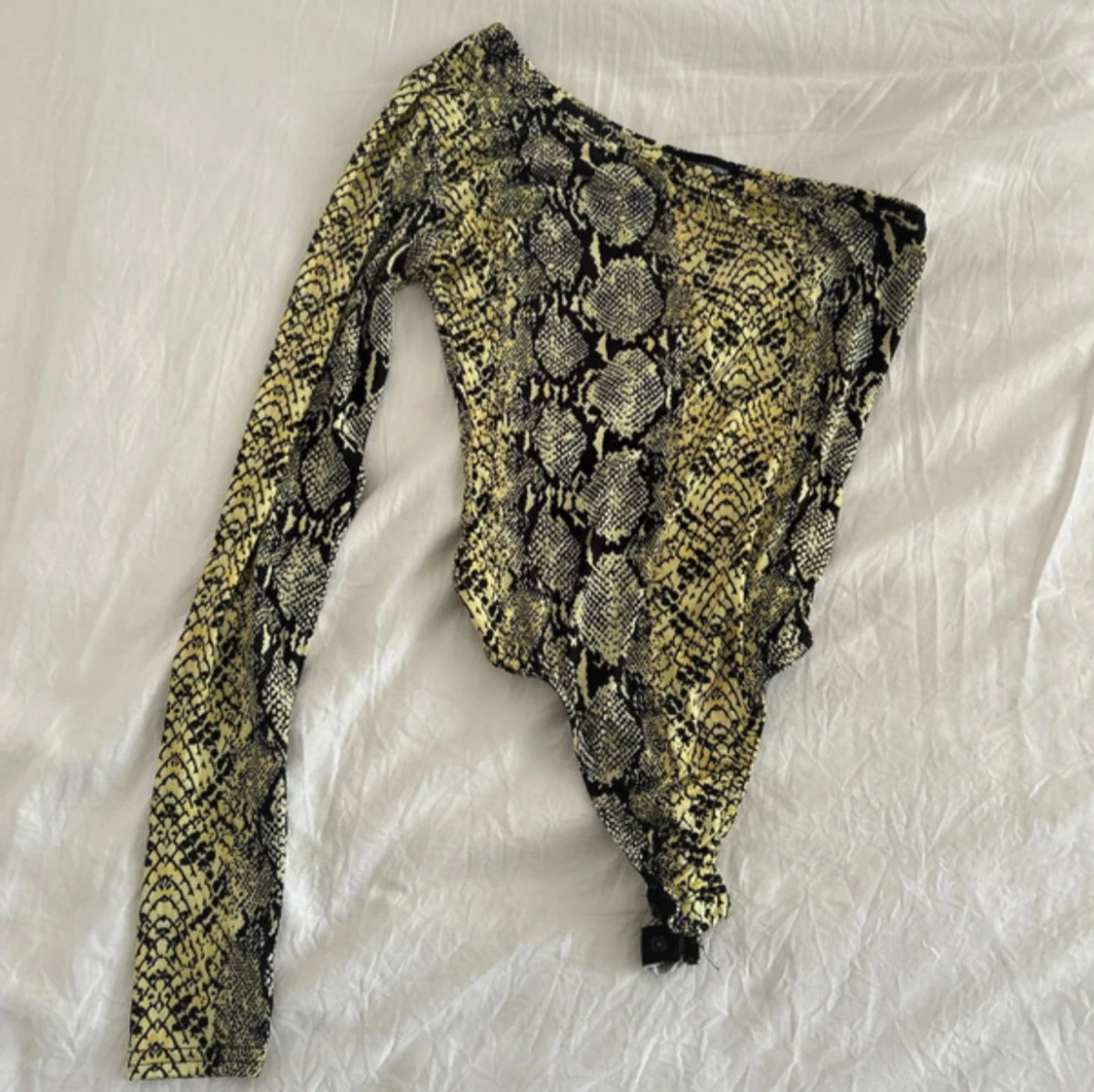 Ormmönstrad oneshoulder body från PrettyLittleThing