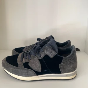 Philippe model skor - Snygga Philippe models i samen. Mocka liknande men väldigt mjuka och sköna. Skorna är väldigt bra skick, passar bra till alla tillställningar. 