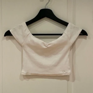 Crop top/of shoulder top Pull & Bear - Jättefin vit kort top från Pull & Bear. Stl M