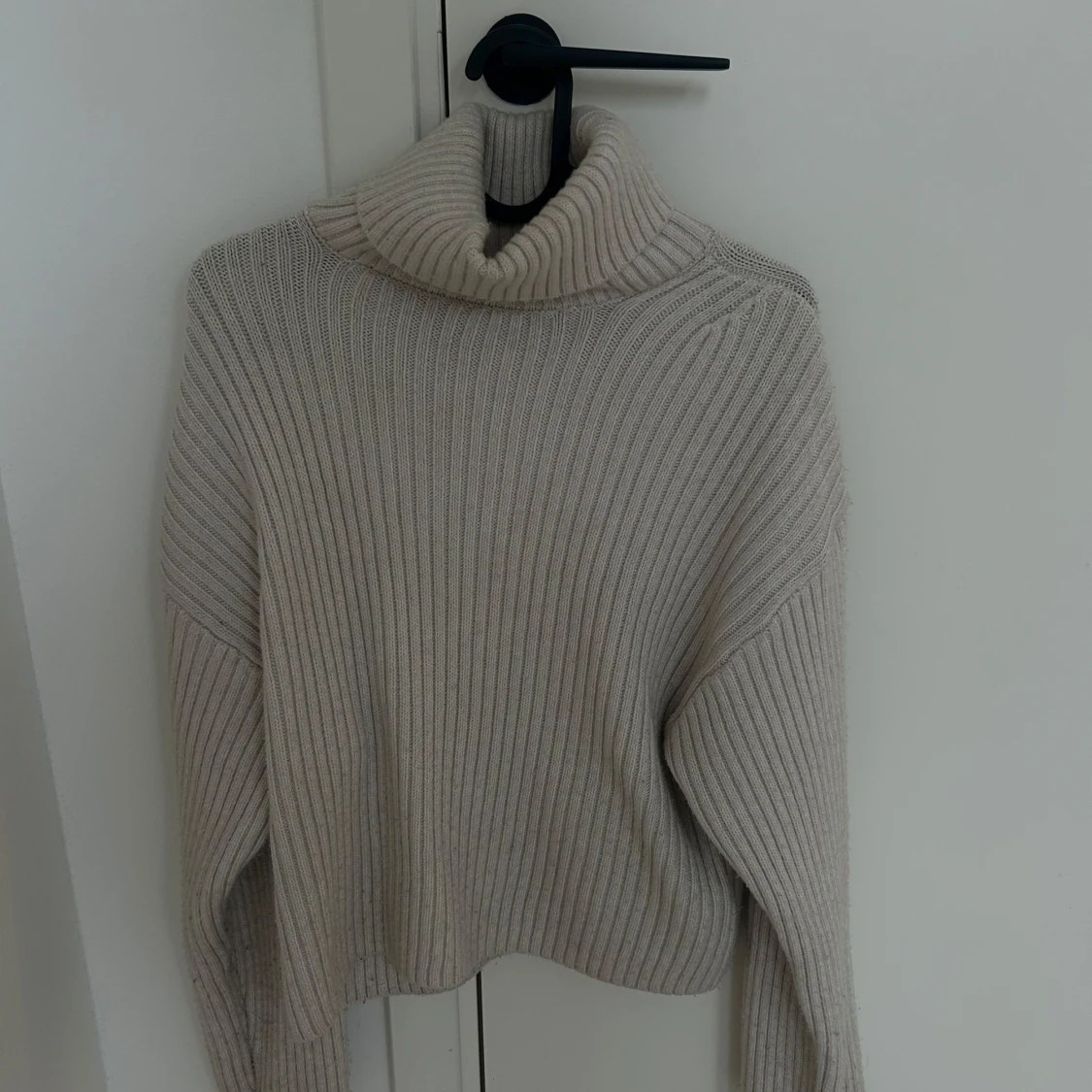 Beige ribbad polotröja