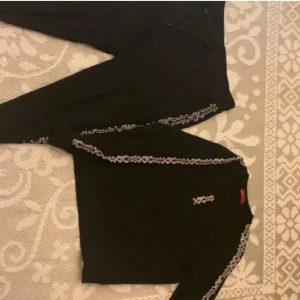 Hugo tracksuit - Nyskick. Byxa. Är L passar som M och tröjan e Xs men passar som S