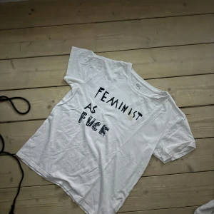 Vit feminist tshirt - Säljer denna väldigt fina feminist t-shirten perfekt för dig som är 190 cm eller 6’7 tack för mig ❤️ Fläck som syns dock men vem bryr sig