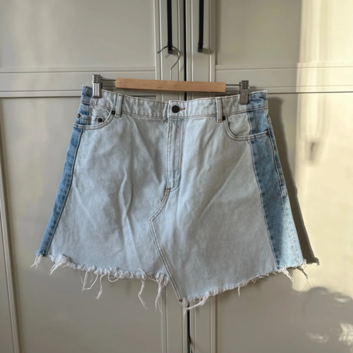 Tvåfärgad jeanskjol från & other stories