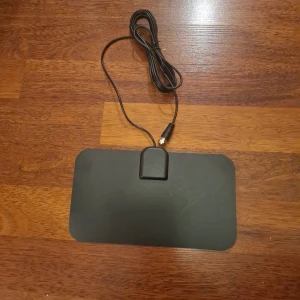 4k Tv Antenn för inomhus - Högupplöst bildkvalitet: stöder 4K- och 1080p-upplösningar och ger utmärkt videokvalitet för en levande och detaljerad bildupplevelse. Flerkanalsmottagning: kompatibel med ATSC- och T2-standarderna, vilket gör att du kan ta emot ett brett utbud av digitala TV-kanaler och erbjuda ett brett utbud av programmeringsalternativ. ANVÄNDNING INOMHUS Den kompakta designen och den bekväma installationen gör den lämplig för placering inomhus, vilket minskar kabeltrassel och ackumulering av utrustning. STAR