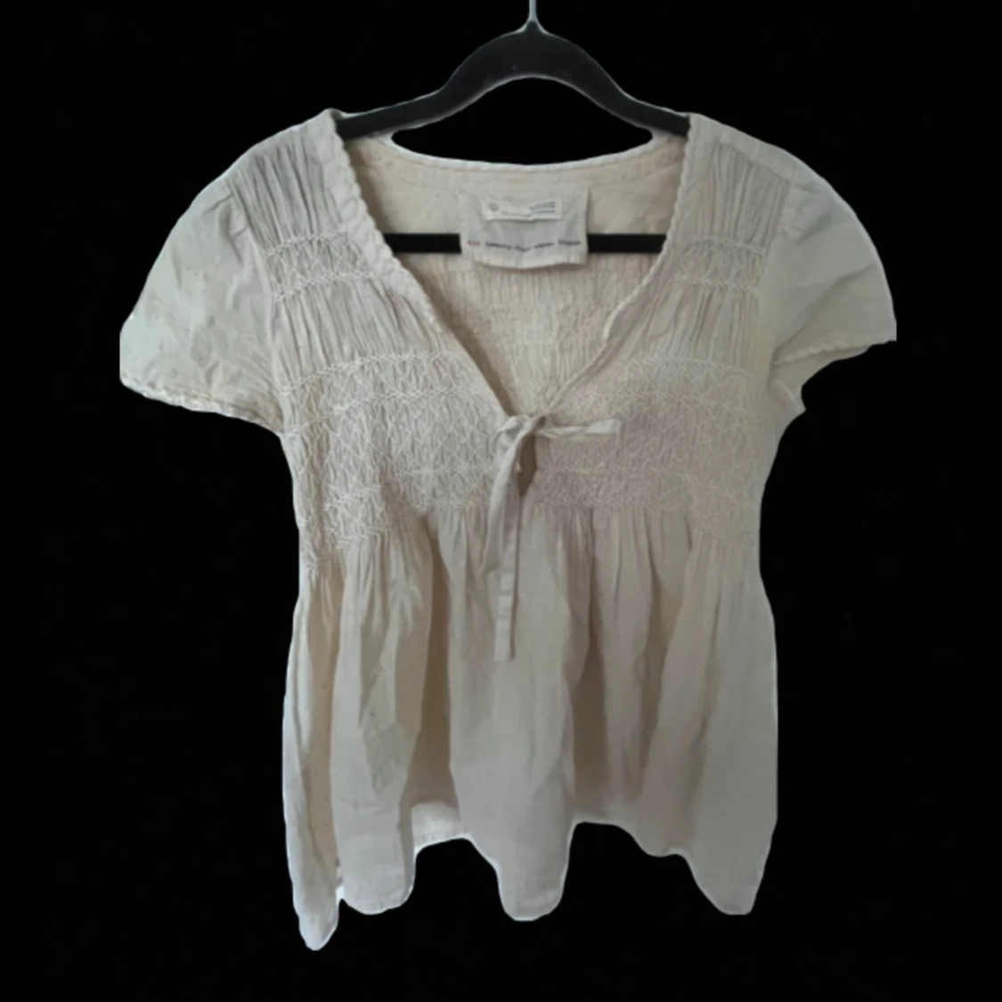 Vit blus med knyt och kort ärmar