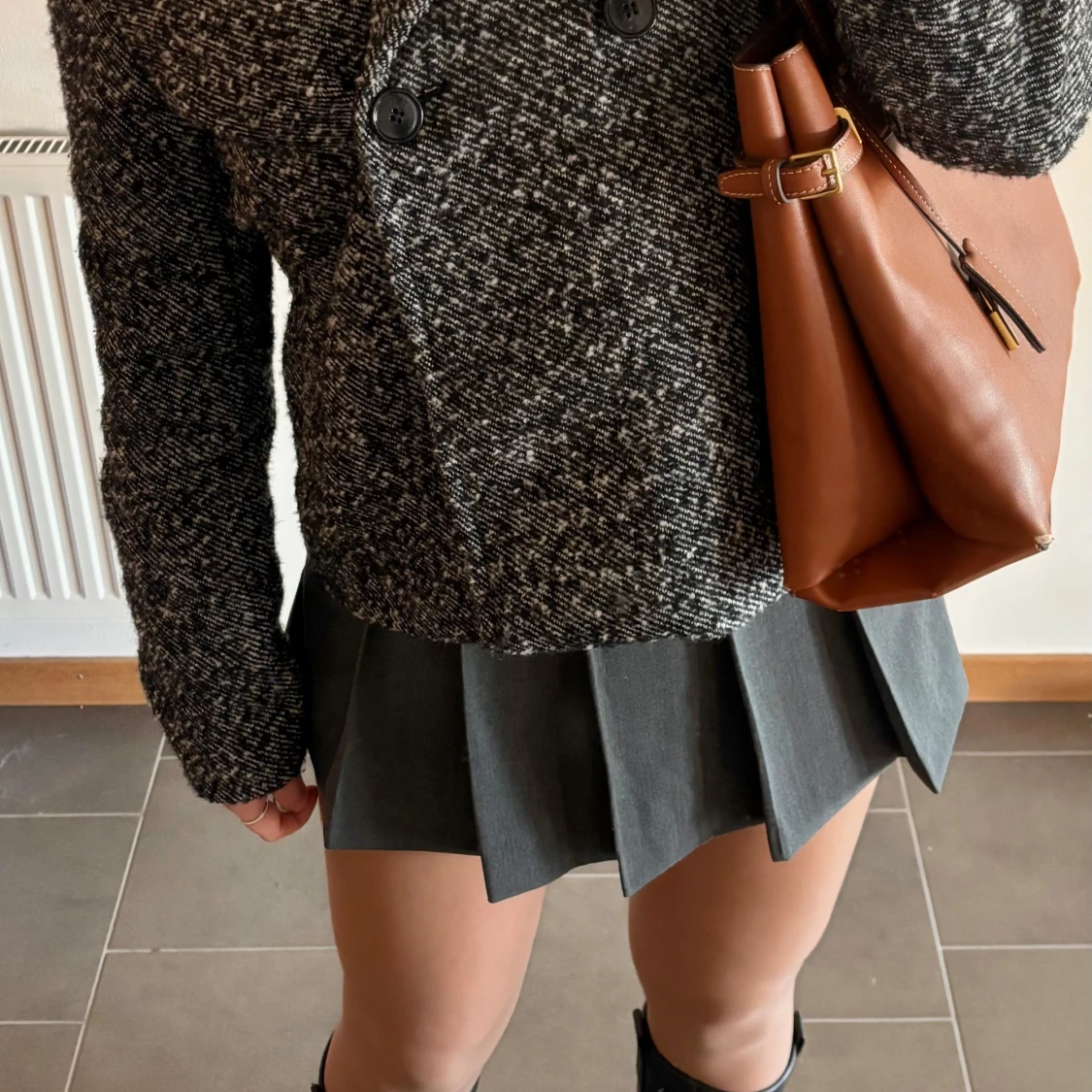 Mörkgrå plisserad kjol med bälte - 1