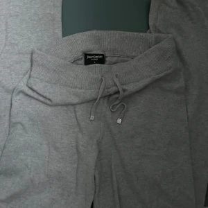 Grå mjukisbyxor från Juicy Couture - Grå mjukisbyxor från Juicy Couture som är en kaschmir & ull blend. Så otroligt sköna men använder tyvärr inte dem. ❤️❤️