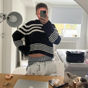 Svartvit randig stickad tröja  - Säljer en svart stickad tröja med breda vita ränder. . Tröjan har en oversized passform och väldigt fina och unika detaljer på armarna. Så snygg men kommer tyvärr inte till användning och endast använd fåtal gånger. 💙
