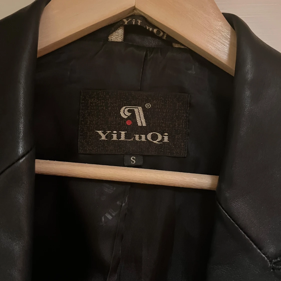 Svart skinnkavaj från YiluQi - 2