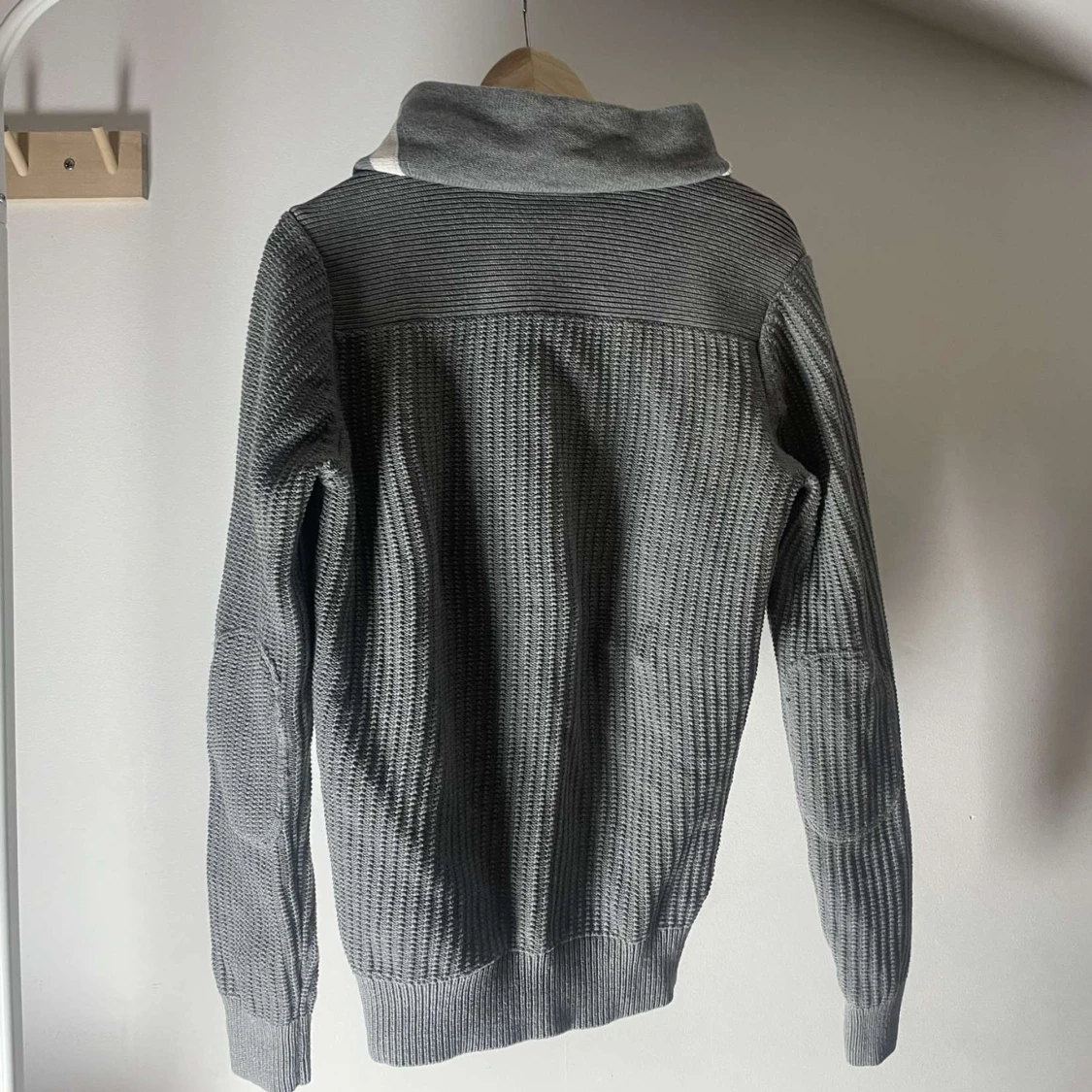 Grå stickad kofta från J.Lindeberg - 2