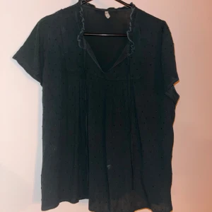 Blus - Mörkgrön kortärmad blus med knytning ifrån JDY💚OBS! Det vita som ser ut att vara en fläck är bara blixten/ kameran som blev suddig!
