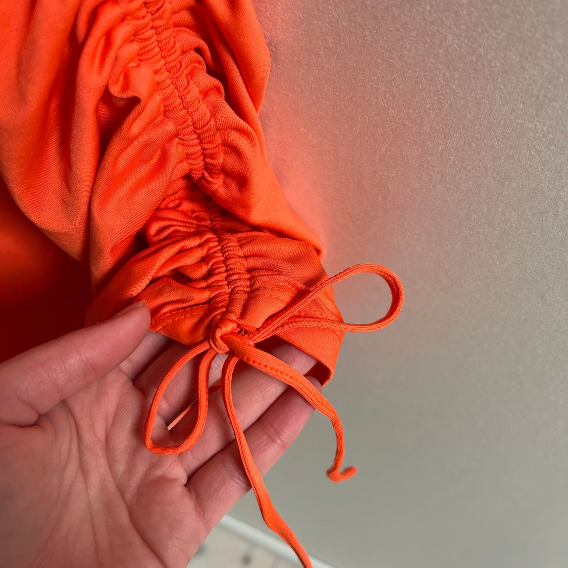 Tight orange klänning  - 4