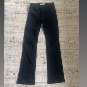 Bootcut jeans från zara - Mid/high waist jeans från zara i storlek 32 som jag säljer för dom blivit för små🙃 Hör av er vid frågor.                         Innerbenslängd: 82cm                            Midjemått:33cm💕