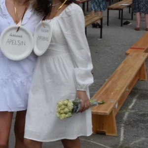 Studentklänning  - Superfin vit klänning med långa puffärmar och markerad midja med knytband. Perfekt till skolavslutning eller som studentklänning. Passar även perfekt till sommaren då materialet är lätt. Är i storlek S men passar även xs. Använd endast en gång och har inga defekter ä. 