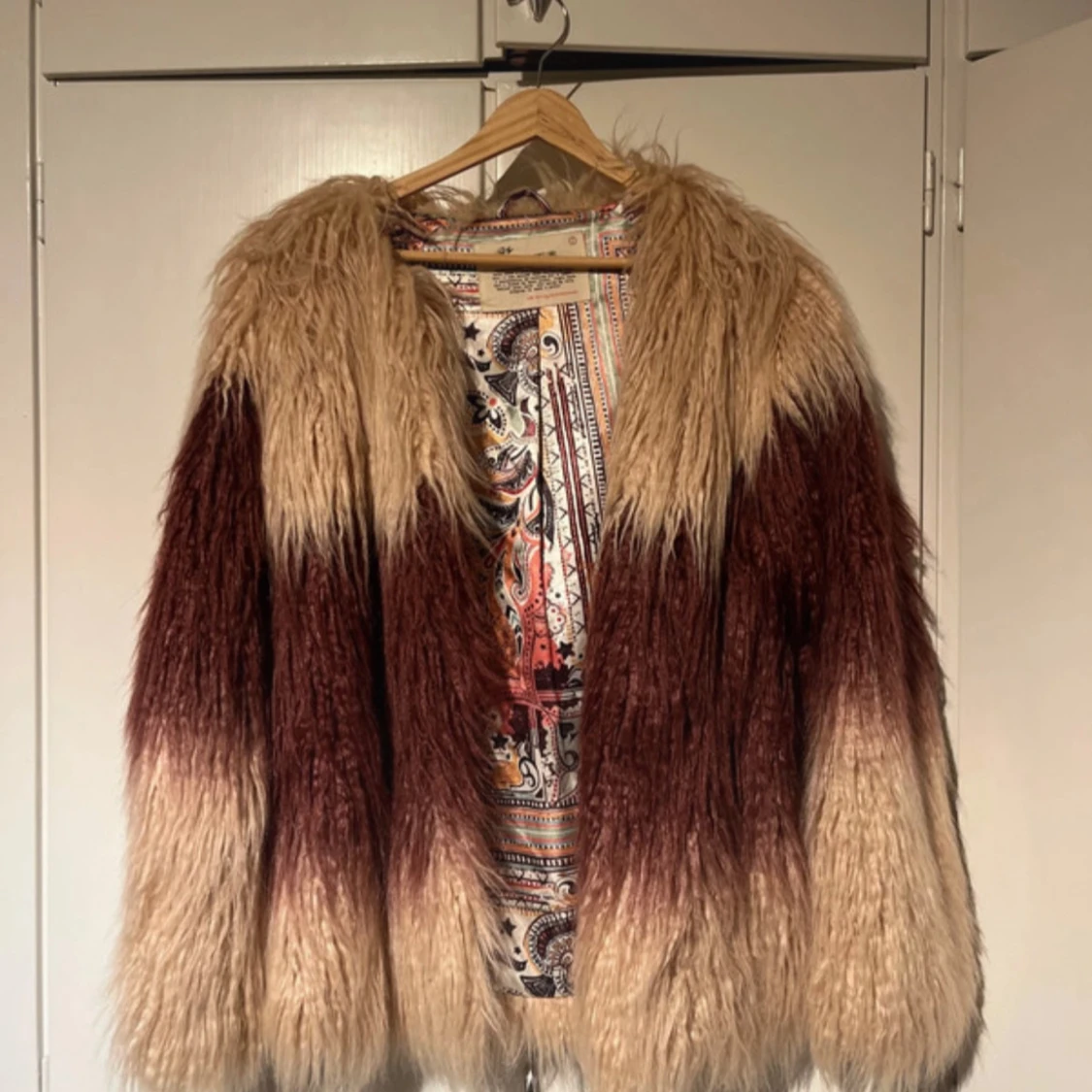 Beige och vinröd fuskpälsjacka från Odd Molly