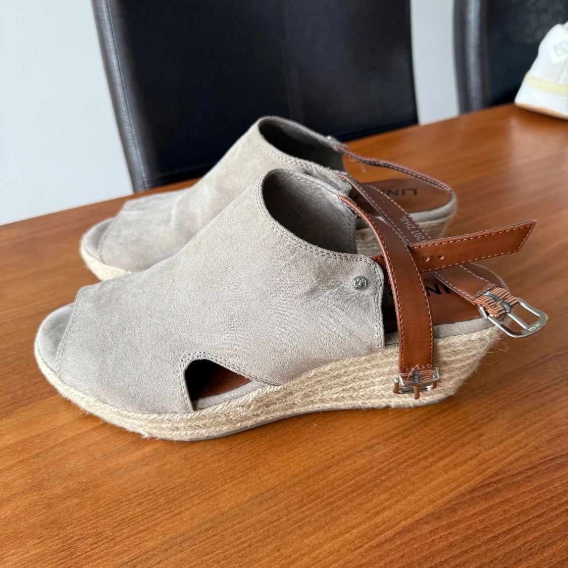Beige sandaler med kilklack och bruna remmar - 1