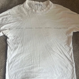 Acne Studios T-Shirt  - Snygg T-shirt från Acne || Storlek: XS (sitter som en M) || Använd men i fint skick 