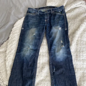 Affliction - Vad ska man säga? Sjukt schyssta jeans 36 i midjan själv har jag 32 i vanliga fall så har använt skärp. Affliction black premium😻191cm lång är jag. Har ni mer frågor hör av er om fler bilder eller nåt🤑