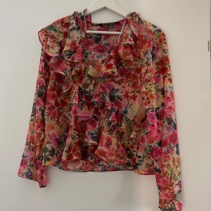 Blues  - Säljer denna ”blommiga” blues från Zara i storlek xs, då den inte kommer till någon användning längre. Inga defekter, använd fåtal gånger🩷 