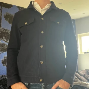 Mörkblå overshirt  - Säljer en riktigt soft mörkblå overshirt från Urban Pioneers. Storlek M men kan också passa S! Mkt bra skick, hör av er vid frågor eller funderingar! 🤩👍🏼