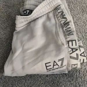 Använda en, två gånger bara för att jag köpte hela dressen med hoodien också på Jd sports för 2200kr och sedan bytte jag hoodien mot en annan hoodie så har inte använt byxorna. Skriv om fler bilder eller om ni har frågor. Storlek S
