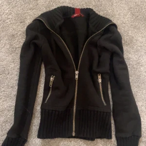 Svart stickad kofta från H&M L.O.G.G. - Snygg 2000s kofta från h&m, inga defekter! 💕