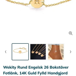 Guldfärgad fotlänk med bokstavsberlock - Snygg fotlänk i 14K guldplätering med en rund berlock som har en graverad bokstav. Kedjan är tunn och elegant, perfekt för att ge en personlig touch till din stil. Nypris 127:-