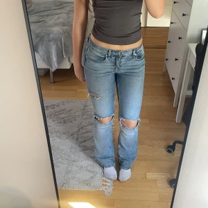 Gina jeans  - Säljer dessa lågmidjade jeans från Gina då de tyvärr inte kommer till användning. Endast använda ett fåtal gånger! (Hålen har jag gjort själv)🌸