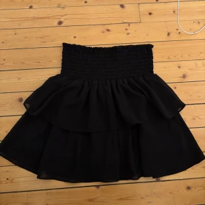 Svart volangkjol  - Säljer en svart kjol i bra skick!