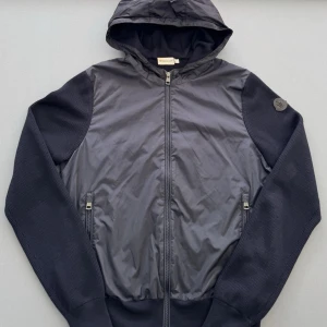  Moncler Cardigan - Snygg moncler Cardigan som endast är använd 2-3 gånger så den är I fint skick