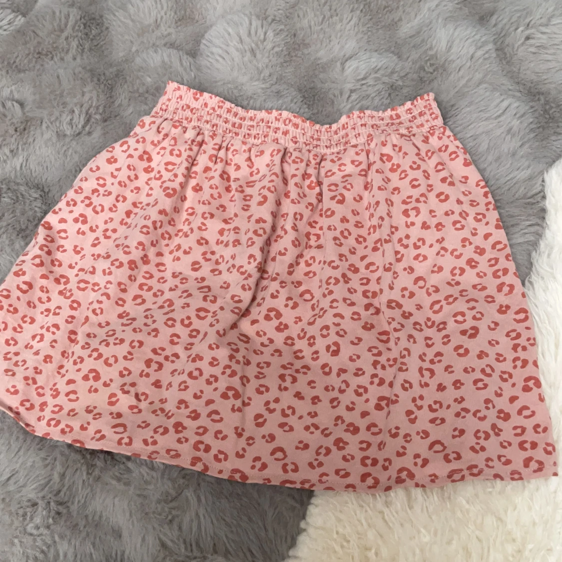 Rosa kortkjol med leopardmönster från H&M - 1