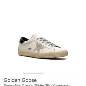 Golden Goose Super-Star Classic sneakers - Golden Goose sneakers i vitt skinn med grå stjärndetalj på sidan. Skorna har snörning, rund tå och en beige, något smutsad sula för en vintage-look. Perfekta för dig som gillar en avslappnad och trendig stil. Jag köpte dem inte för det priset men för 4000 ungefär, eftersom de var på rea därför är det de billiga priset på 3000 kr. Lägg gärna dit bästa bud så ser vi hur det blir:) de är i storlek 44 fast passar 43 bättre. (Tycker jag) Endast testade ej använda! Kan byta mot Lanvins i storlek 44