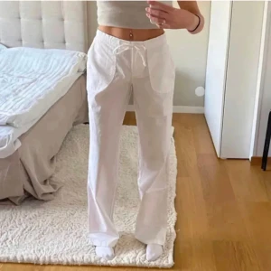 Vita linnebyxor - Från bonprix med fickor på rumpan 