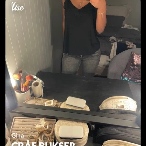 Grå jeansbyxor från Gina - Veldig fine, men blir ikke brukt og ligger bare i skapet.❤️