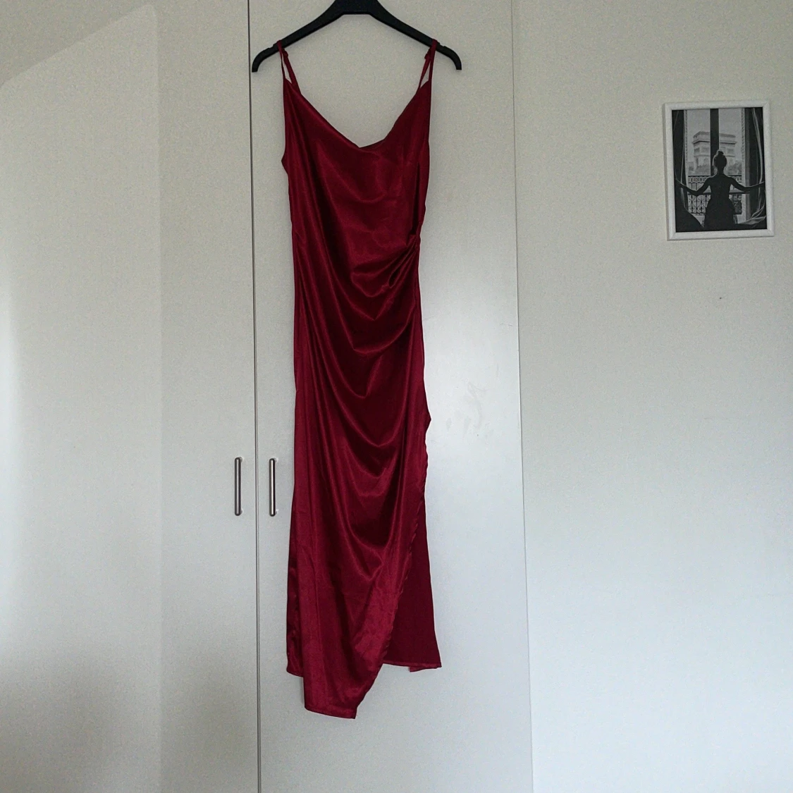 Röd långklänning i satin - 1